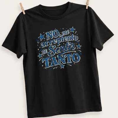 Glittery stars with the phrase No, me arrepiento de Sentir TANTO in blue, white, and black