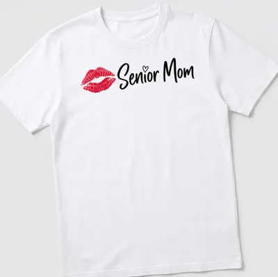 Modern script t-shirt with 'Senior Mom' text in red and black.